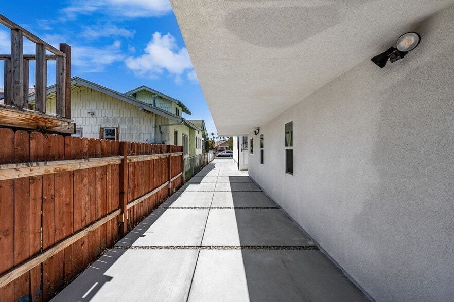 Building Photo - 4700 S Gramercy Pl