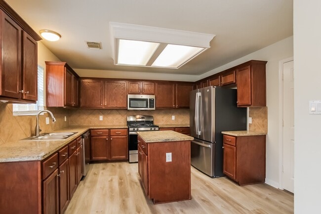 Building Photo - 519 Holly Crest Dr