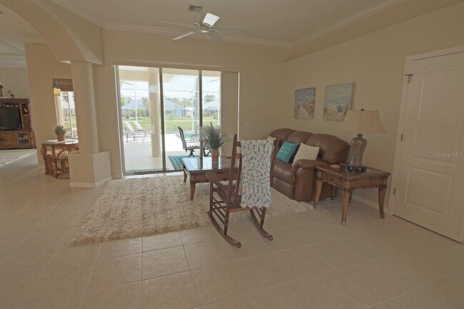Building Photo - 811 Rotonda Cir