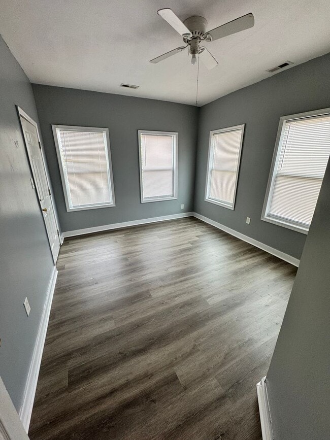 Building Photo - 5 bed 2 bath, central all electric HVAC, laundry, fenced yard house!