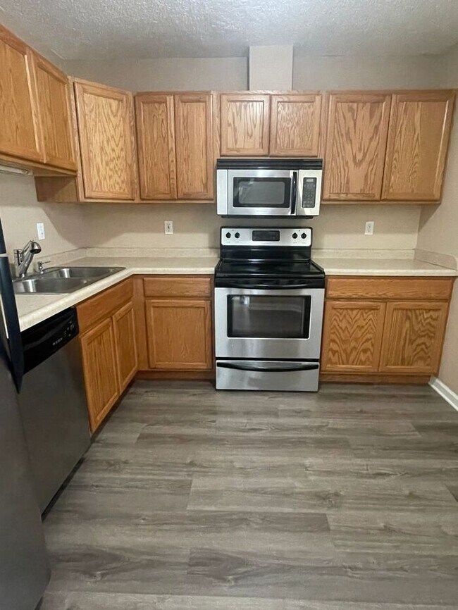 Building Photo - Chanhassen Town Home, All New Carpet/Floor...