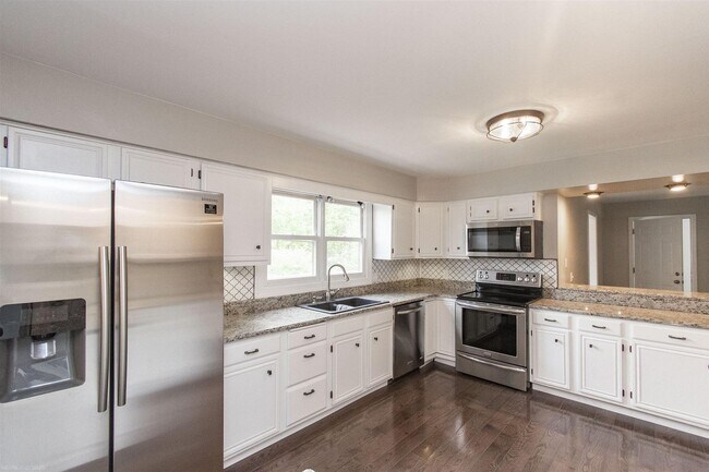 Building Photo - 6 bed/3 1/2 bath.  Pet Friendly