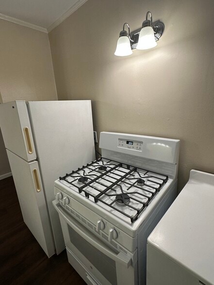 Building Photo - 668 Linwood Ave NE