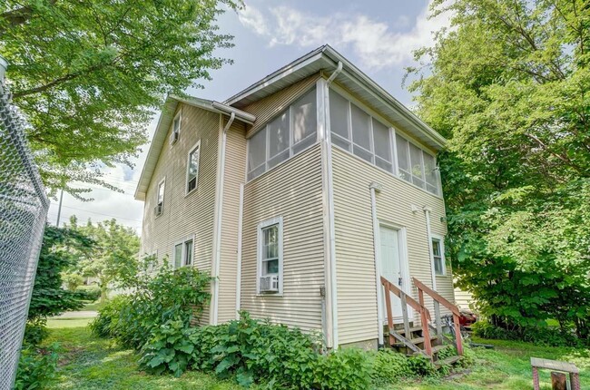 Building Photo - 2652 Milwaukee St