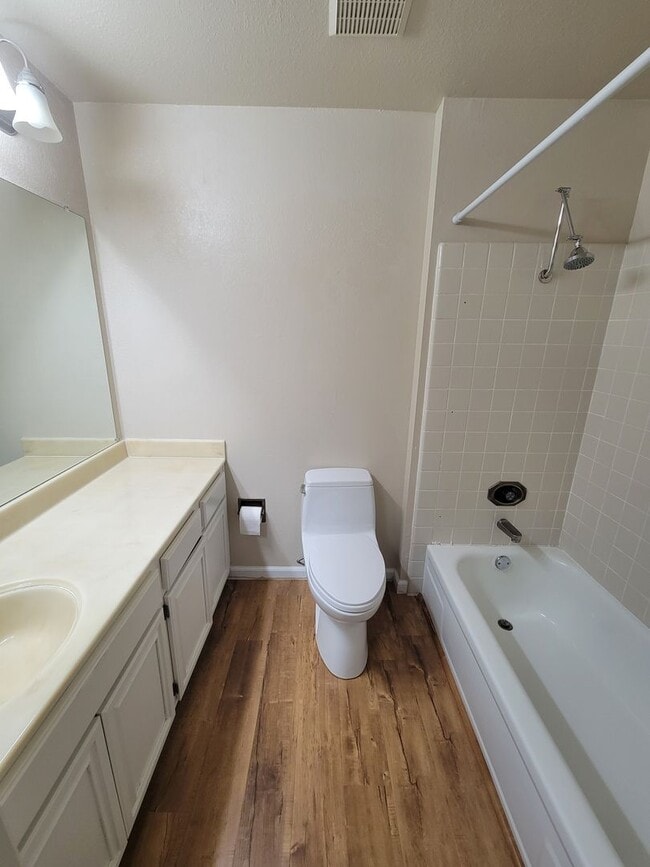 Building Photo - Beautifully Updated 2-bedroom 2 bath Condo...