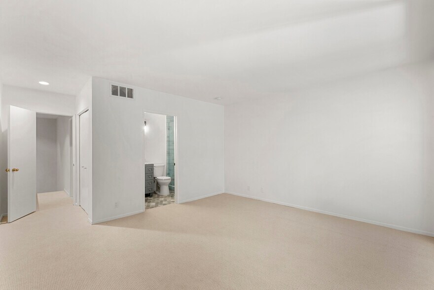 Building Photo - 1520 S Beverly Glen Blvd