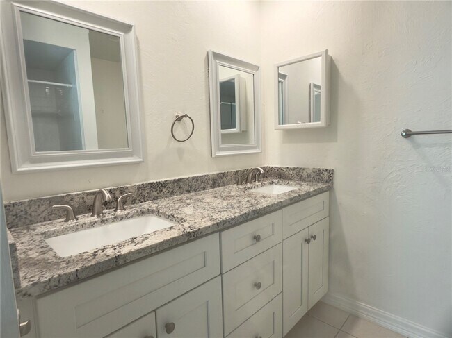 Building Photo - 4001 Oakhurst Dr