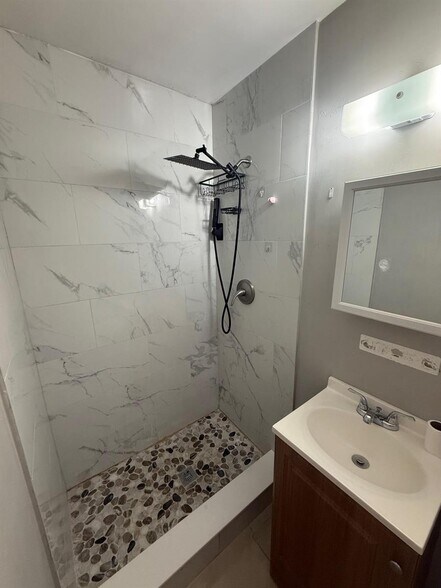 Building Photo - 5163 Club Rd