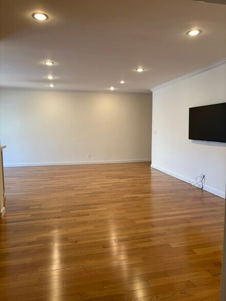 Building Photo - 8550 Holloway Dr