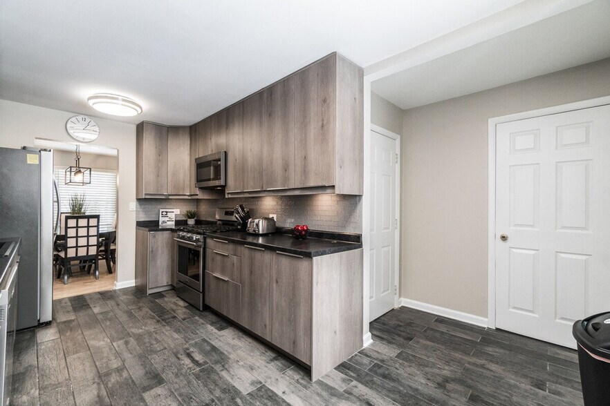 Building Photo - 12 E Berkley Ln