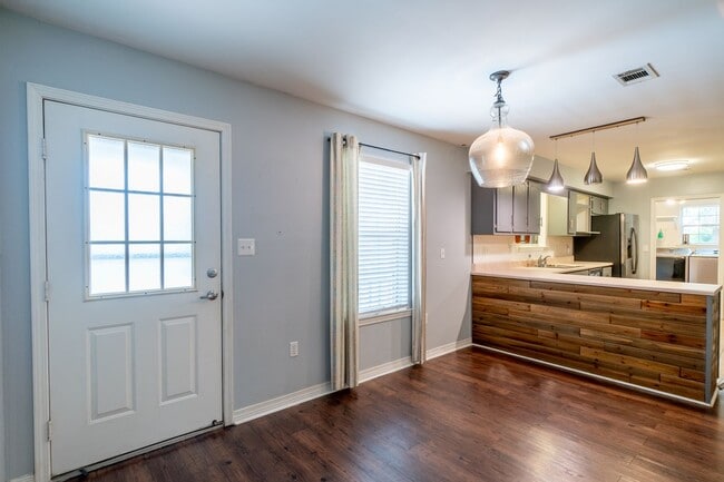 Building Photo - Charming Crestview Home