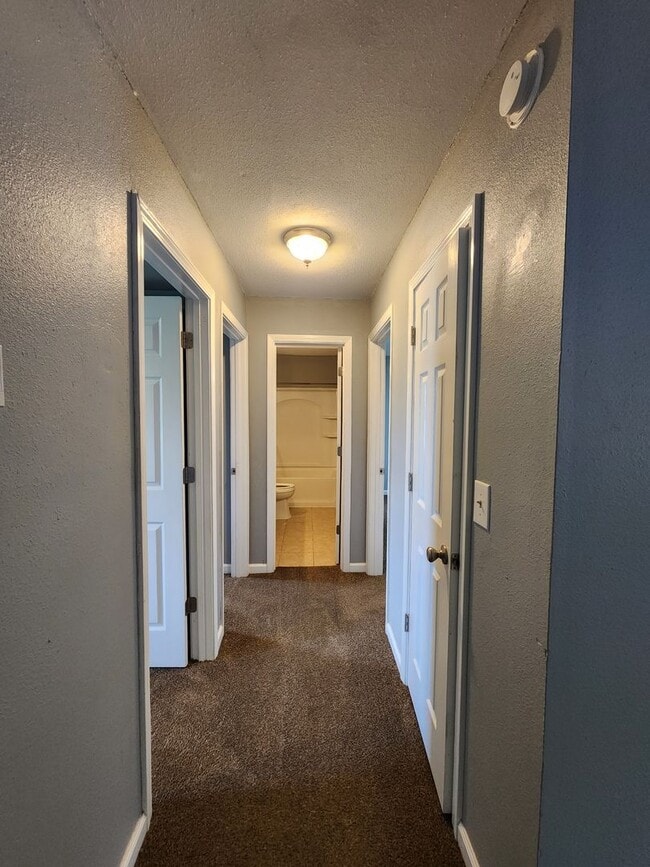 Building Photo - 3 Bedroom 1.5 Bath home in Shawnee!