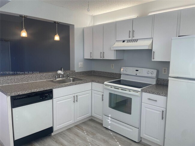 Building Photo - 1190 Washington Cir