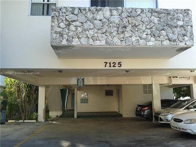 Primary Photo - 7125 Dickens Ave