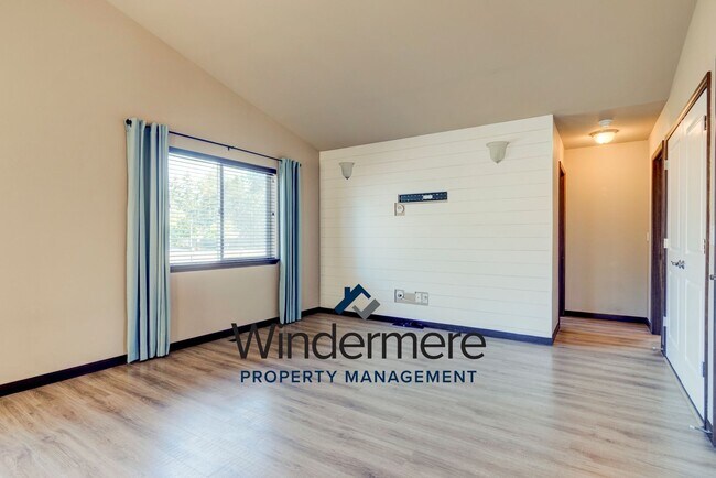 Building Photo - 3 Bedrooms 2 Bath Located In Crosby Commons