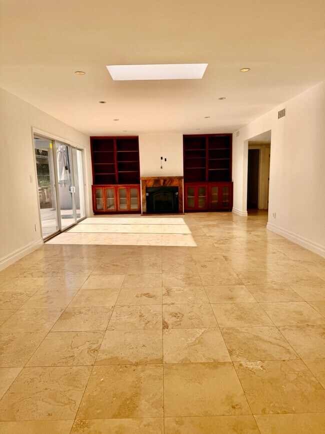 Building Photo - Gorgeous Tarzana Home