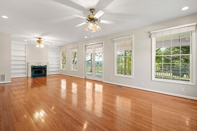 Building Photo - Spacious Updated Ranch