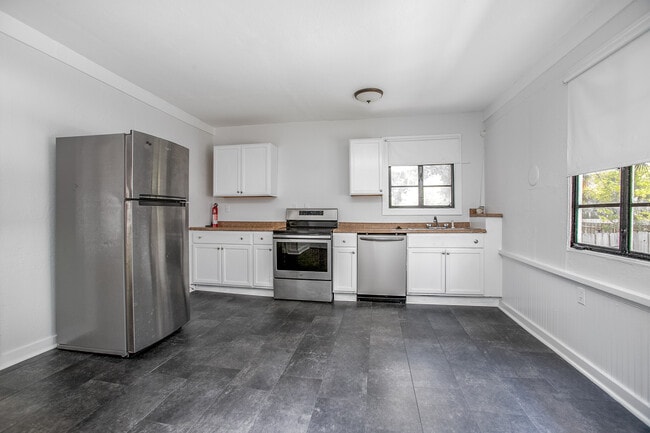 Building Photo - 330 S Woodland Blvd