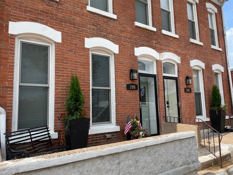 Primary Photo - 107 W 13th St