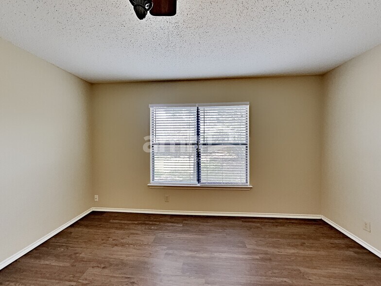 Building Photo - 7206 Knights Haven