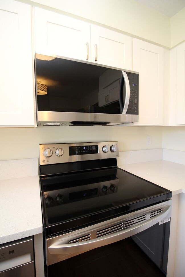 Building Photo - 1865-1865 SE Oak St