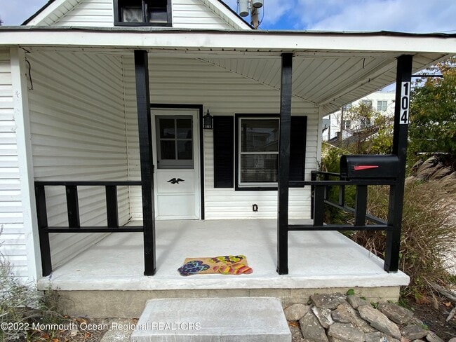 Building Photo - 104 11th Ave