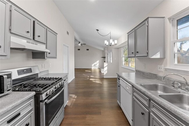 Building Photo - 903 E Logan St