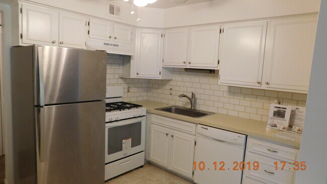 Building Photo - 444 N Fox Hills Dr