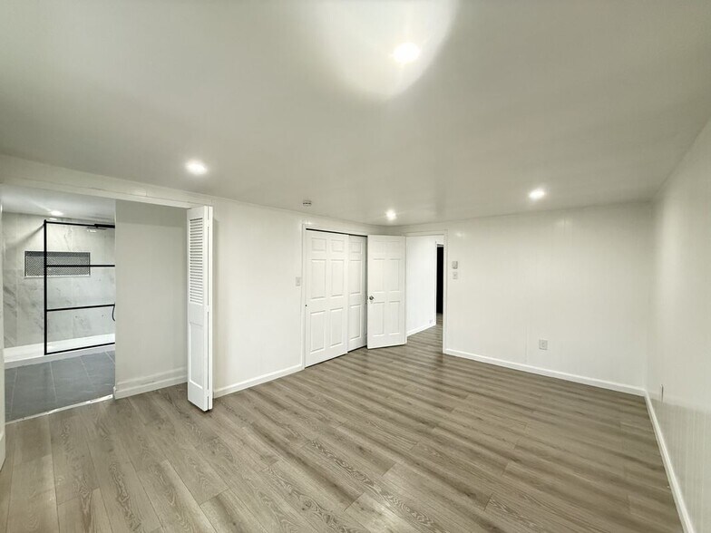 Building Photo - 735 Main St