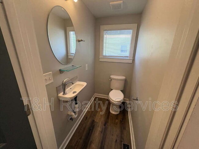 Building Photo - 637 N Gray St