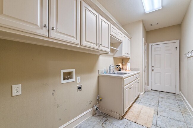 Building Photo - Solar Provided on Great Maumelle home