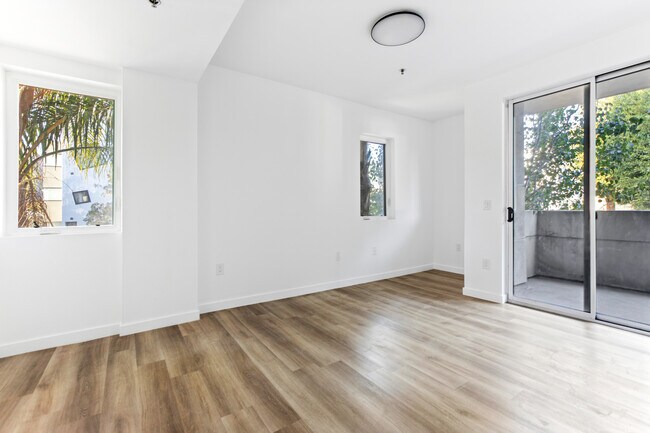 Master Bdrm - Door to balcony, extra nook - 900 S Harvard Blvd