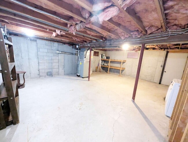 Building Photo - Stunning 2BR Townhome with Private Deck