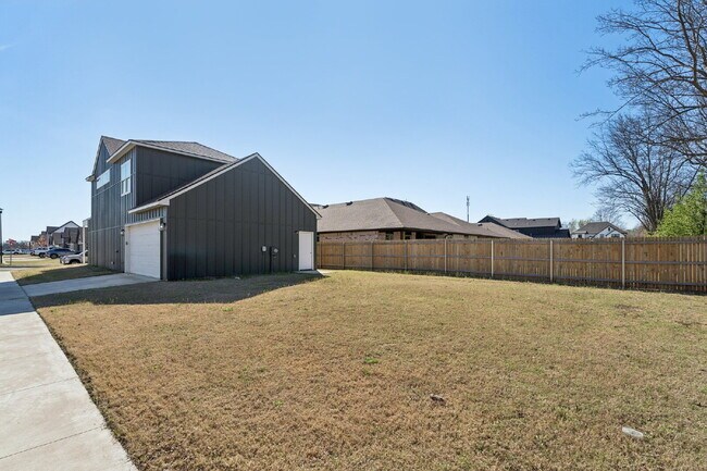 Building Photo - Fully Furnished Home in Broken Arrow