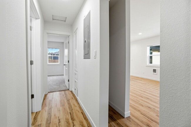 Building Photo - Newly Renovated 2 Bedroom Home