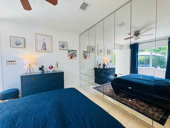 Building Photo - 1728 NE 40th St