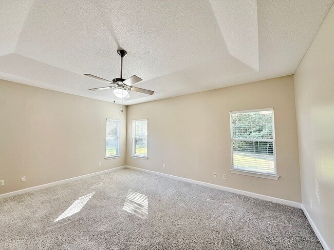 Building Photo - Spacious 3 Bed/2 Bath Home - 0.82 Acre Lot