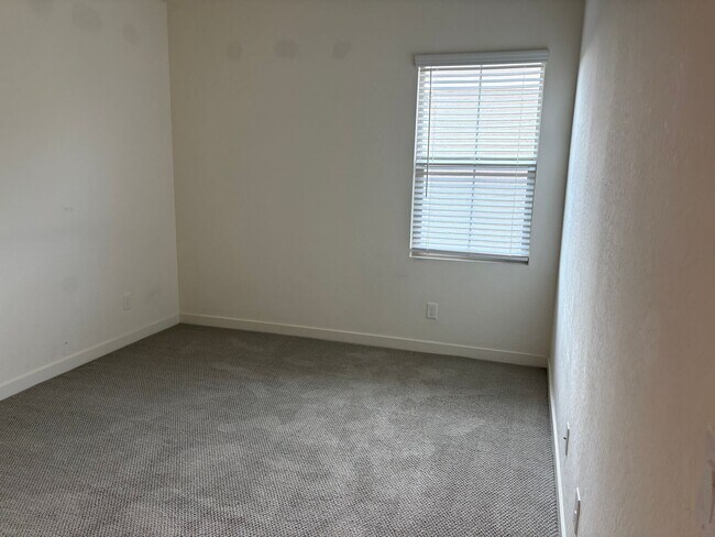 Building Photo - Modern 3-Bedroom + Loft + Den in Gated Pho...