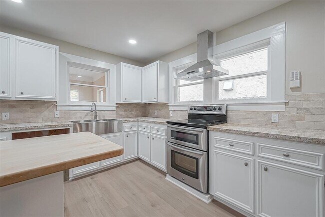 Building Photo - 707 Peden St