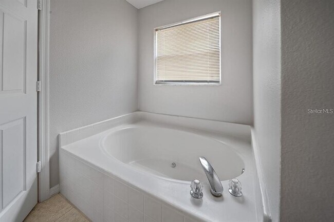 Building Photo - 3304 Amberley Park Cir