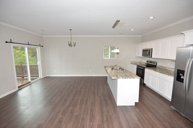 Building Photo - Spacious Single Family w/ Two Master Suites