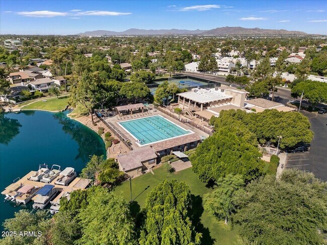 Building Photo - 5200 S Lakeshore Dr