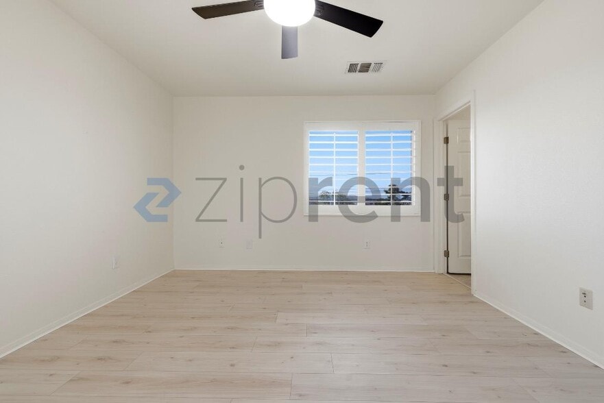 Building Photo - Unit