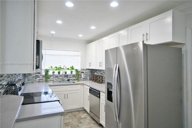 Building Photo - 1419 N 16th Ct