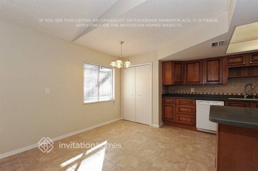 Building Photo - 10840 Peppertree Ln