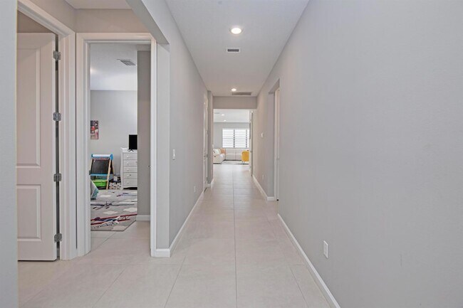Building Photo - 833 SE Courances Dr