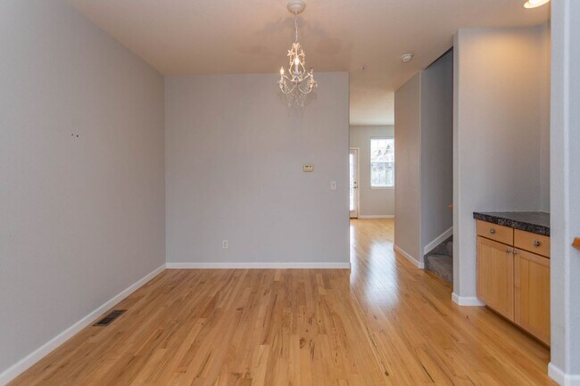 Building Photo - Downtown Living with Style & Views!