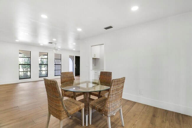 Building Photo - 1009 Alamanda Dr