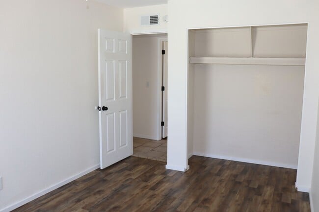 Building Photo - 5 Bedroom, 2 Bathroom