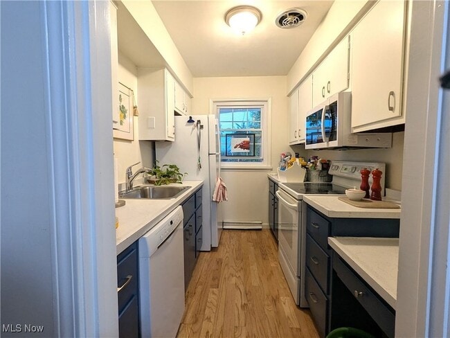 Building Photo - 14 E Carriage Dr